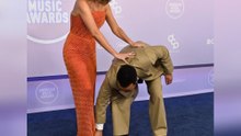 Fashion-Panne bei den AMAs: Chrissy Teigen stolpert über ihr Kleid