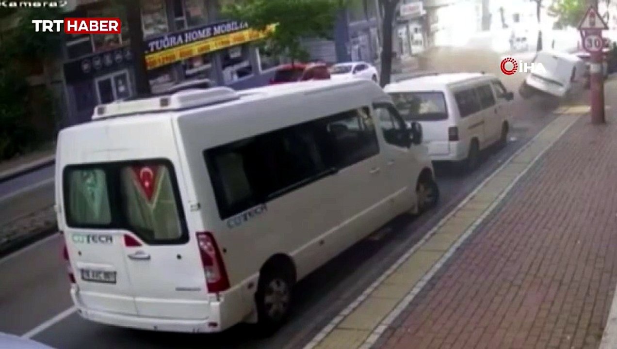 Bursa'da hafif ticari araç, 6 araca çarpıp takla attı