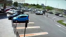L'aggressione con un dardo sparato con una fiocina