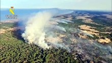 Labores de extinción del incendio en el Parque Nacional de Doñana