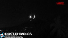 Filippine, meteora illumina il cielo vicino al vulcano Mayon