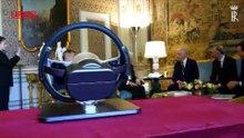 La nuova Ferrari Luce presentata a Mattarella: il presidente a bordo della vettura al Quirinale