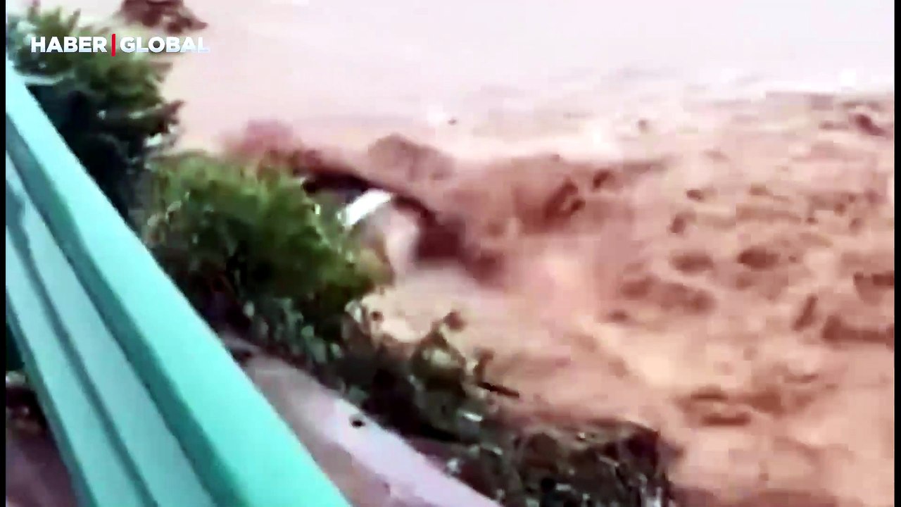 Çin’de felaket böyle geldi! Çöken köprüyle birlikte araç nehre sürüklendi