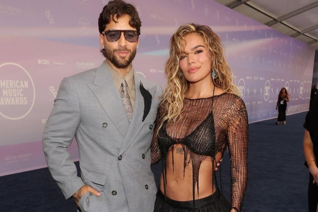 Maluma y Karol G desatan furor en los AMAs 2026: el encuentro viral de los colombianos