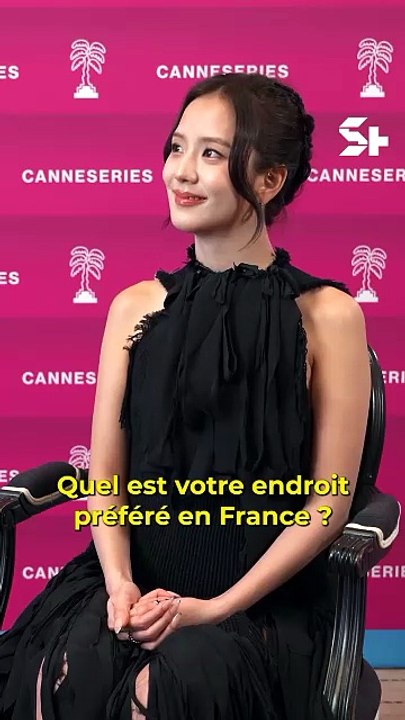 TL - Après avoir reçu le prix Madame Figaro Rising Star Award, Jisoo s’est confiée à notre micro sur son amour pour la France