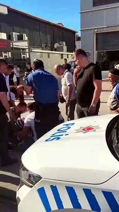 İzmit Yenişehir Tramvay Durağı’nda kaza: Polis aracı motosikletli aileye çarptı