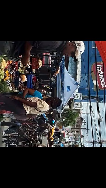 La Paradoja del Espacio Público: El dilema entre la búsqueda del sustento y el caos vial en la Barney Morgan