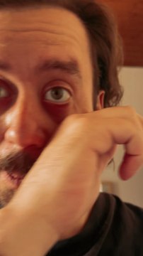 L’effet Troxler ou l’illusion du visage étrange..testez de votre côté si vous avez le courage et dites-moi ce que ça vous fait 😉🙃