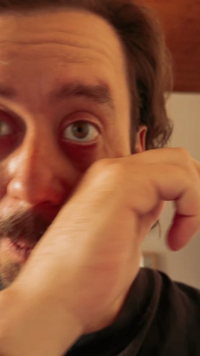 L’effet Troxler ou l’illusion du visage étrange..testez de votre côté si vous avez le courage et dites-moi ce que ça vous fait 😉🙃