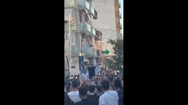 A Laterza il neo sindaco Giuseppe Cristella festeggia: eccolo portato in trionfo su una carrozza trainata da un cavallo bianco