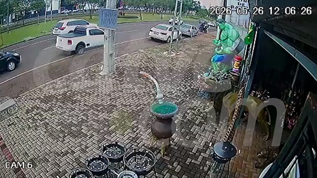 Câmera flagra momento em que motociclista bate na Tancredo Neves