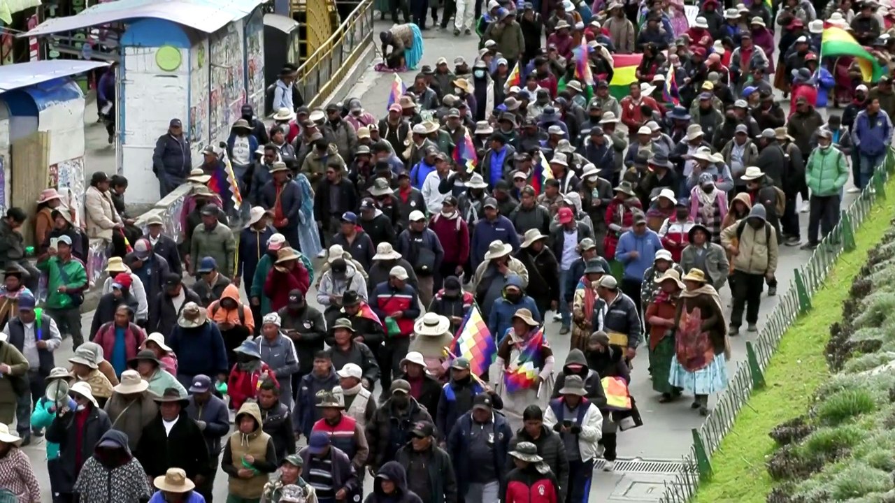 Nuevos choques en protestas en Bolivia pese a que el presidente recorta su salario