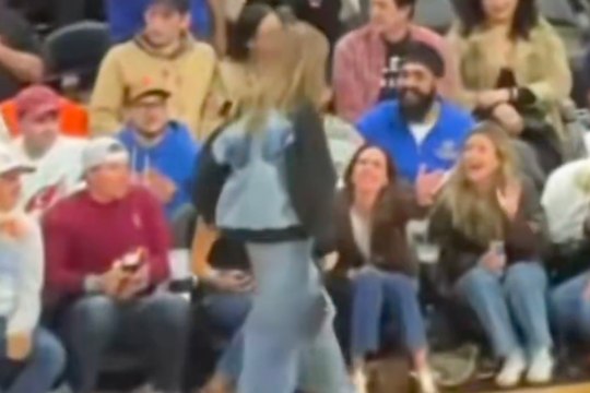 La interacción de una fan con Taylor Swift courtside se vuelve viral durante Knicks vs Cavaliers