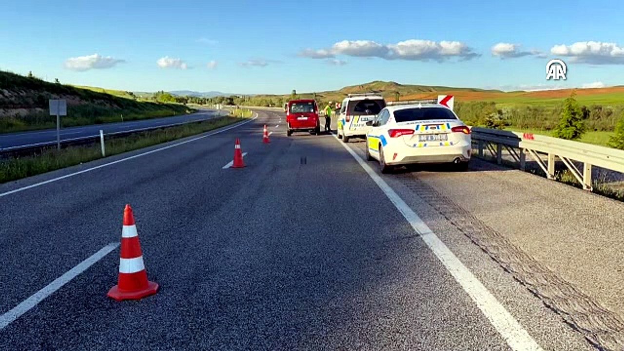 Yozgat'ta hafif ticari araç ile otomobilin çarpıştığı kazada 8 kişi yaralandı