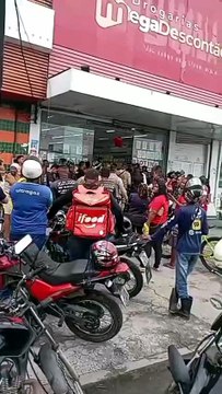 VÍDEO: Suspeito de assaltar estabelecimento invade farmácia em Salvador