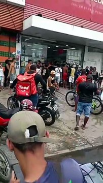 VÍDEO: Suspeito de assaltar estabelecimento invade farmácia em Salvador 2