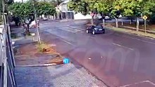 Câmera flagra carro furando preferencial e atingindo motociclista na Neva
