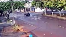 Câmera flagra motociclista sendo arremessado após colisão em Cascavel
