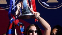 "Quédate, quédate": Los gritos de la afición hacia Alexia Putellas en la celebración de la Champions