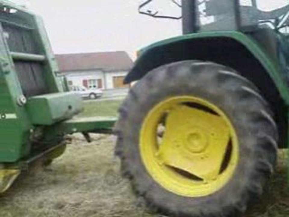 Pressage du foin avec John Deere 6600 et presse John Deere