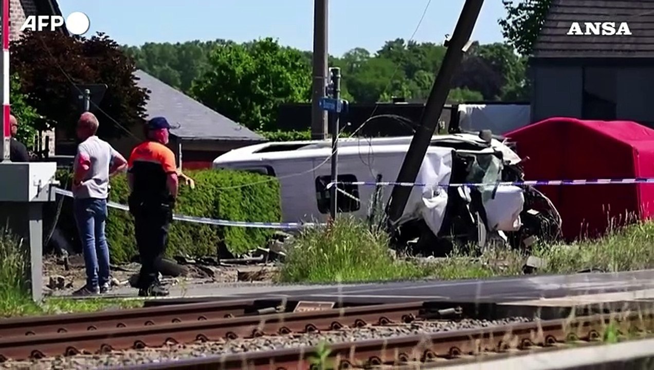 Belgio, incidente fra uno scuolabus e un treno: quattro morti