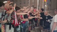 Impresionante recibimiento al Rayo Vallecano de su afición en la llegada al hotel de Leipzig