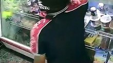 Una mujer logró apagar las ll@mas de su cabello tras ser agr3dida por un menor, en un hecho captado por cámaras de seguridad 🚔⚠️.