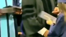 El gesto de una estudiante venezolana durante su ceremonia de graduación en EE. UU. generó reacciones en redes al mostrar con orgullo la bandera de su país 🎓❤️.