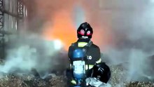 Incêndio destrói barracão de carga de palha e deixa um morto em Pompeia (SP)