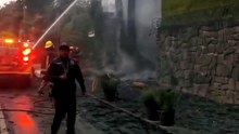 VIDEO  Rayo incendia palmera de más de 20 metros durante tormenta en Álvaro Obregón, CDMX