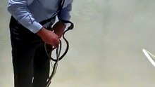 CORTO. Domador de serpientes: el ministro de Salud de EE.UU mostró una curiosa habilidad