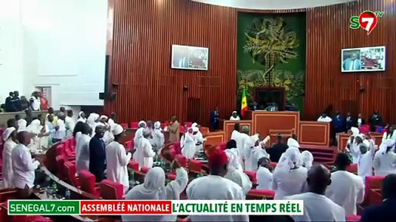 🇸🇳Cette vidéo de Senegal7 met en lumière l’accueil chaleureux réservé à Ousmane Sonko à l’Assemblée nationale, ce mardi. Les députés entonnent un chant en chœur en signe de soutien.⤵️
