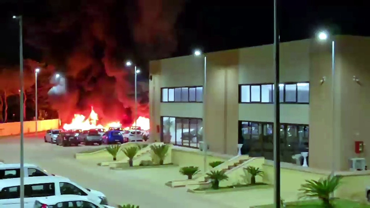 Il video del rogo a Villagrazia di Carini, in fiamme diverse vetture nella sede di Sicily by Car