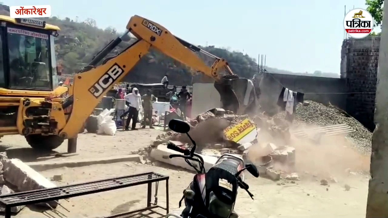 सिंहस्थ 2028... तीर्थनगरी ओंकारेश्वर में पक्के अतिक्रमणों पर चला प्रशासन की जेसीबी का पंजा