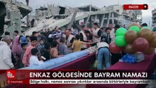 Filistinliler bayram namazını İsrail saldırılarında yıkılan Hüda Camisi’nin enkazı yanında eda etti