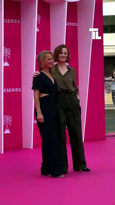 TL - Déborah Krey, Barbara Probst ainsi que la productrice Aline Panel présentent sur le Pink Carpet