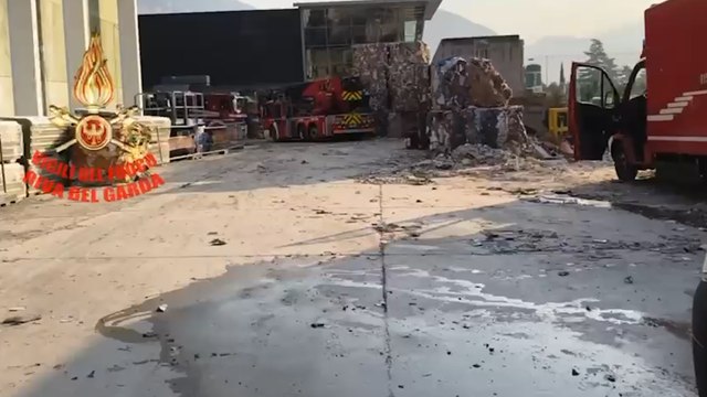 Fiamme nel capannone, bruciati 300 metri cubi di materiale cartaceo: l'intervento dei pompieri