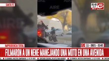 Filmaron a un nene circulando a bordo de una moto en plena avenida