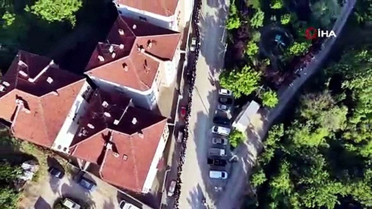 60 yıllık gelenek bozulmadı: Bayram sabahı 1 kilometrelik kuyruk oluştu