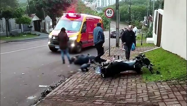 Moto vai parar na calçada e duas pessoas ficam feridas em colisão com carro