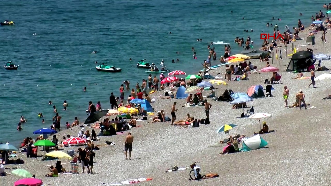 Konyaaltı Sahili’nde bayram yoğunluğu: Sıcak havayı fırsat bilen turistler akın etti