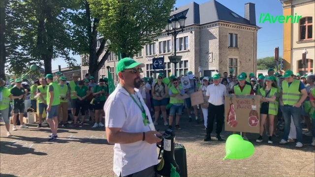 Les profs manifestent devant la gare de Libramont