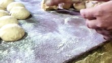 Tandoor mein banti hui garma garam roti ka alag hi maza hai 🔥🥖 Dhabe wali feel aur asli taste ek saath! Kaisi lagi ye tandoor roti?