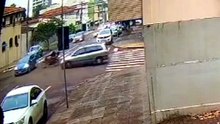 Veja como ocorreu acidente que deixou motociclista ferido na Rua Rio de Janeiro