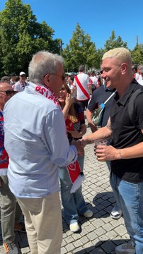El saludo entre Piti y Tanco: dos leyendas del Rayo Vallecano