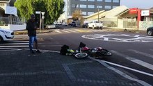 Acidente de trânsito deixa motociclista ferido na Rua Visconde de Guarapuava