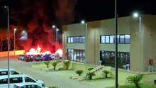 Il video del rogo a Villagrazia di Carini, in fiamme diverse vetture nella sede di Sicily by Car