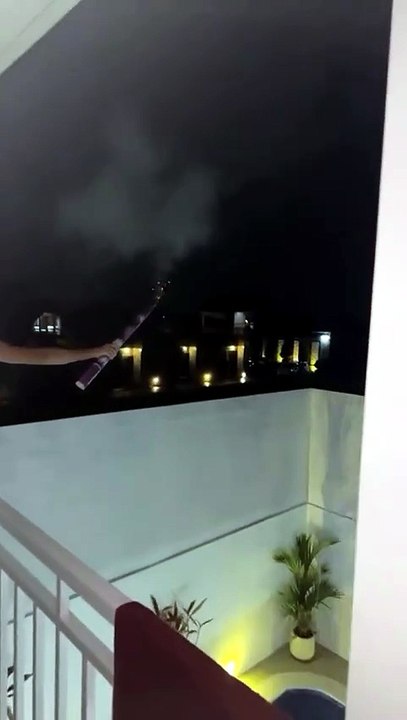 Un feu d’artifice qui tourne mal : des vitres explosent après une chute dans la piscine