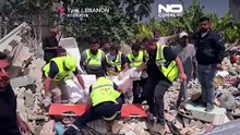 انتشال جثث من تحت الأنقاض قرب مدينة صور في جنوب لبنان عقب غارة إسرائيلية