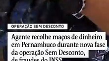 Agente recolhe maços de dinheiro em Pernambuco durante nova fase da operação Sem Desconto, de fraudes do INSS